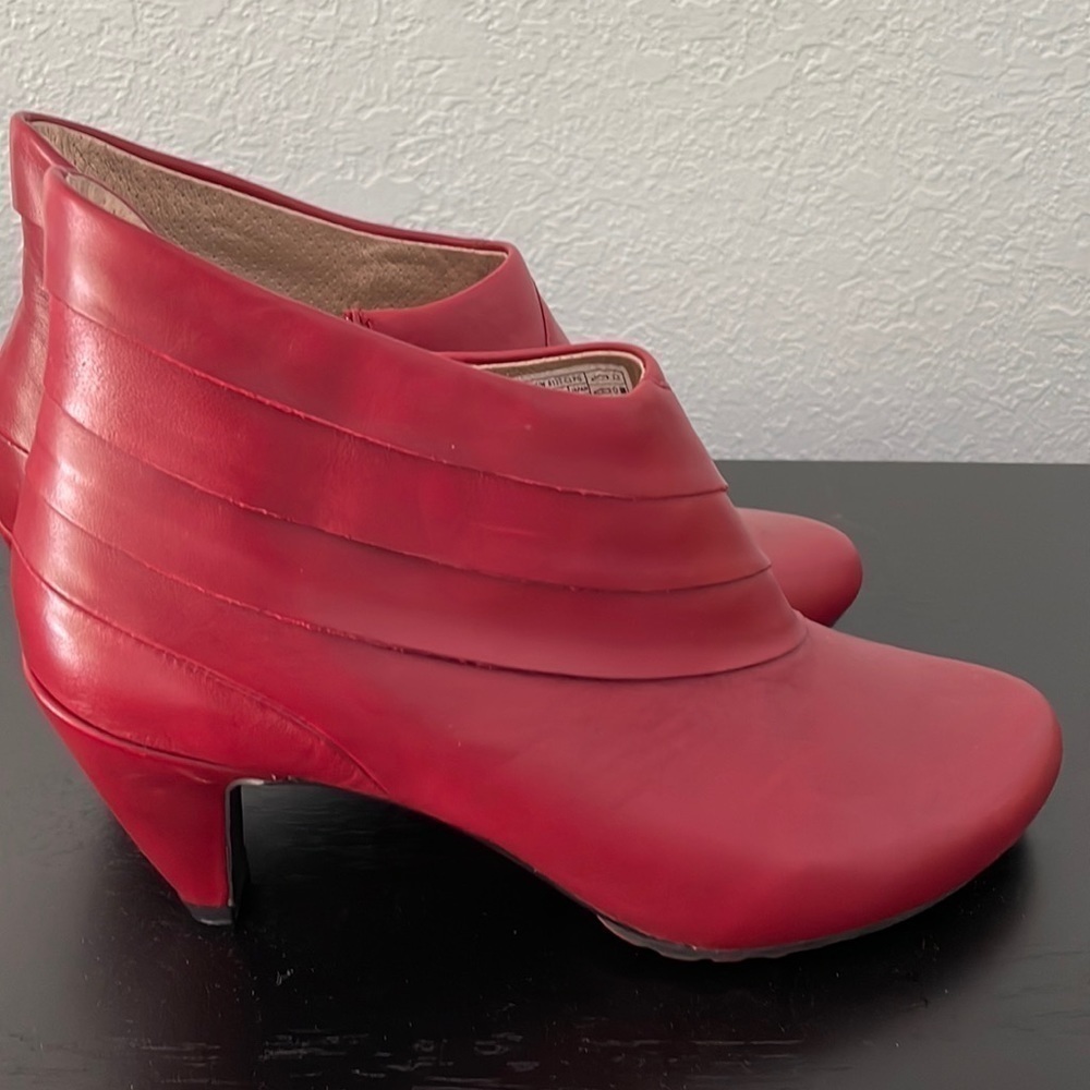 Tsubo Cuscus Pleated Red Leather Ankle Booties Sz 6 Fall Comfy Boho Minimalist